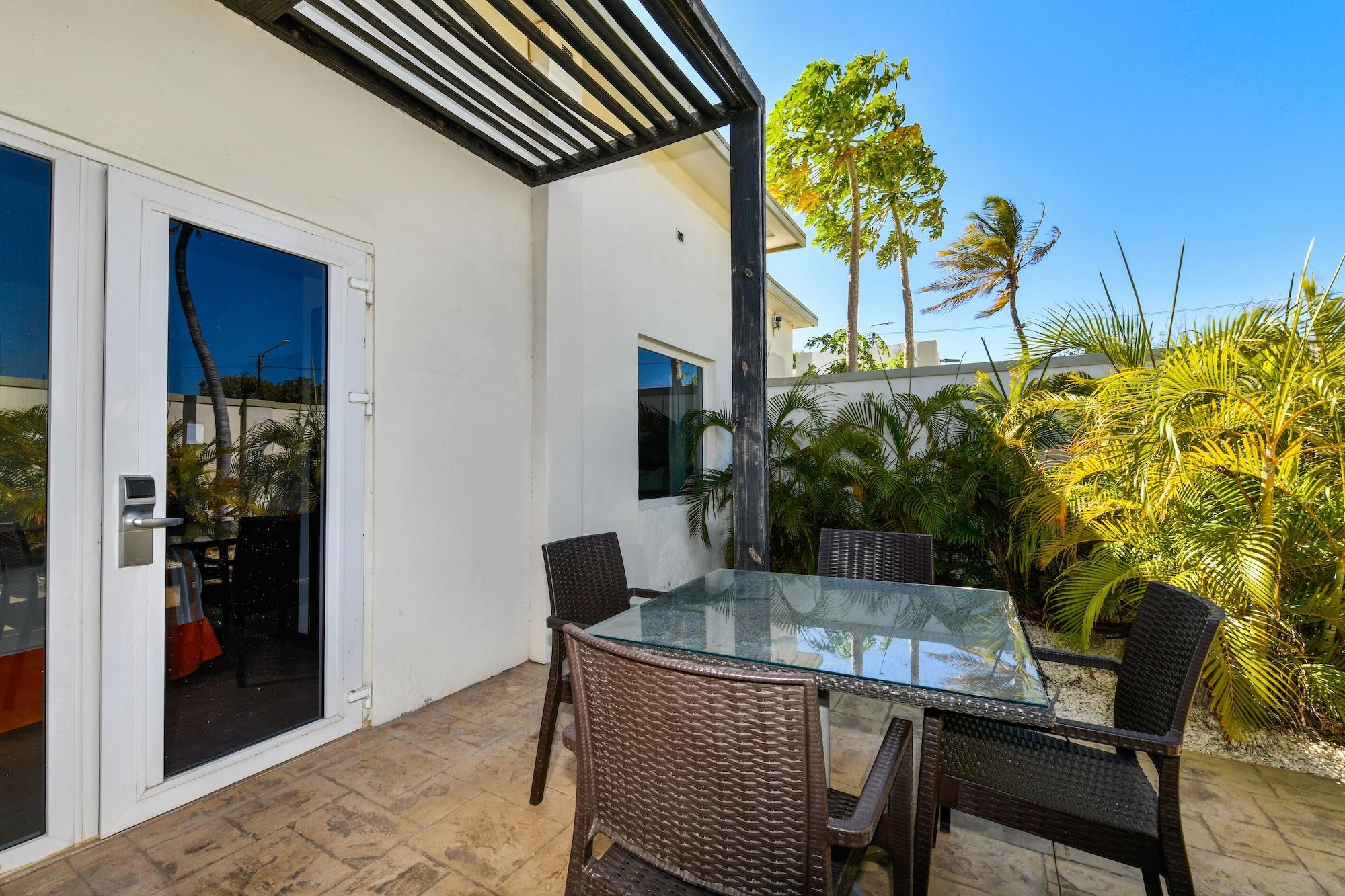 Talk Of The Town Beach Hotel & Beach Club By Gh Hoteles Oranjestad Exterior foto